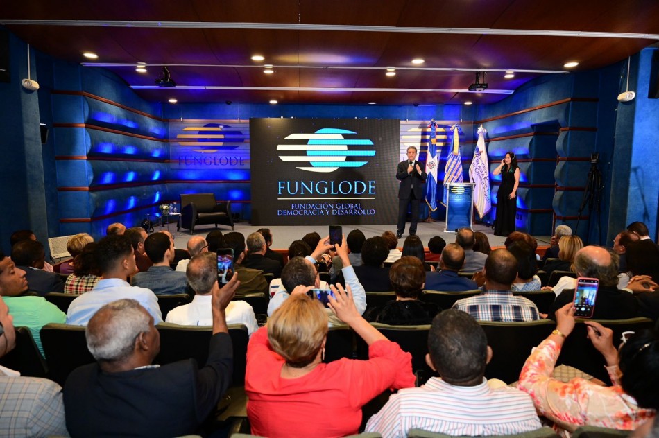 Leonel Fernández propone introducir Inteligencia Artificial para transformar la educación dominicana