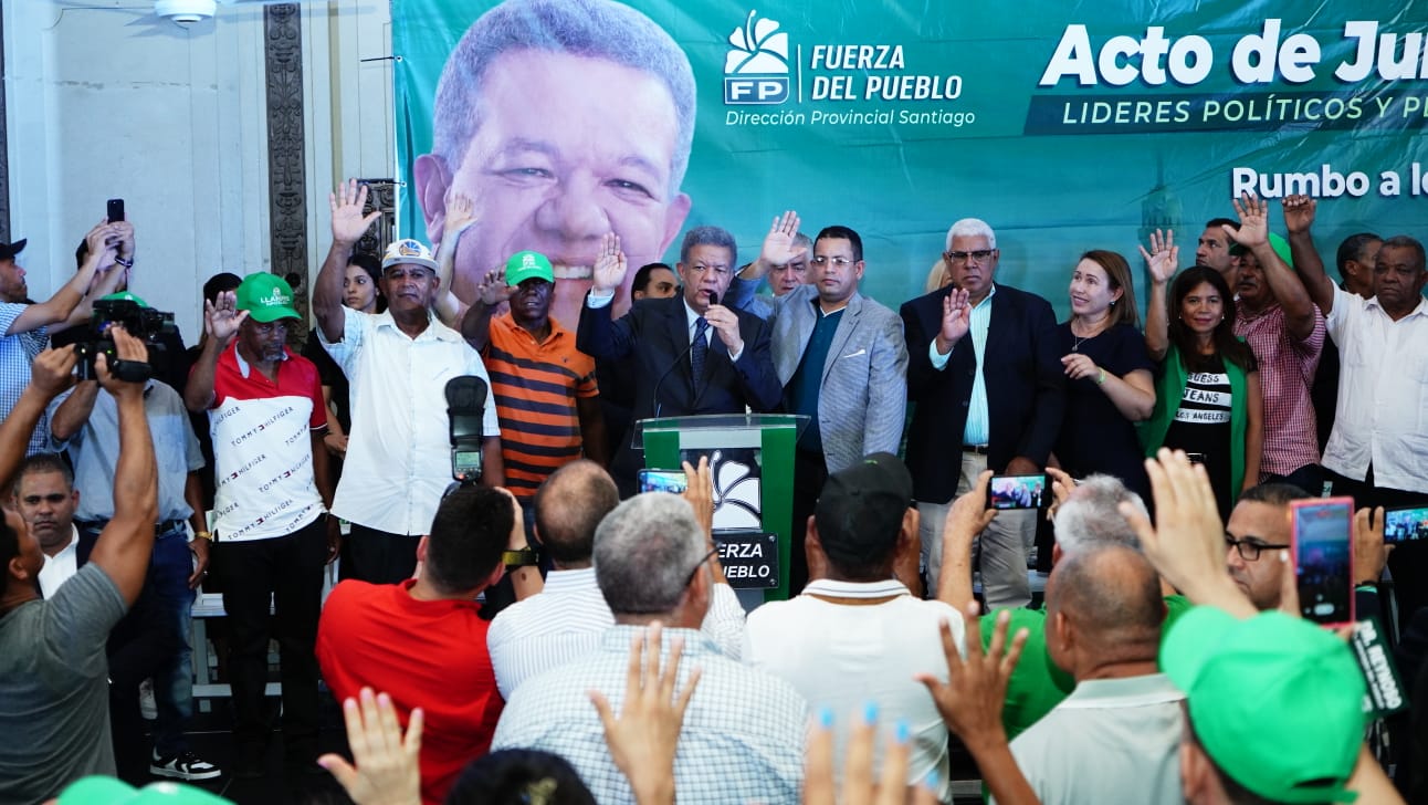 Rumbo a meta de 2 millones de afiliados en la FP, Leonel Fern&aacute;ndez juramenta en Santiago renunciantes del PRM, PLD y AlPais