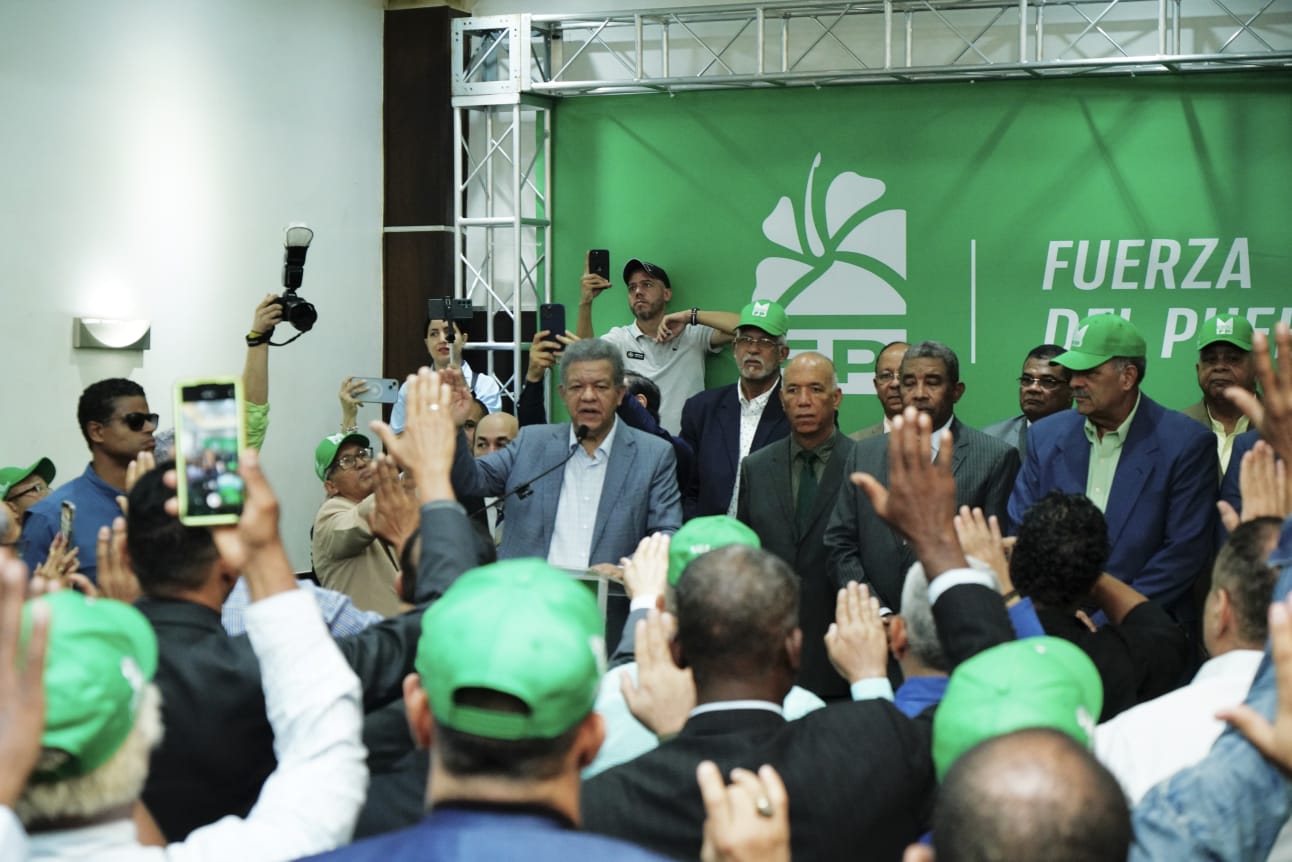 105 generales (R) de las FFAA y la Polic&iacute;a Nacional son juramentados por Leonel Fern&aacute;ndez en la Fuerza del Pueblo