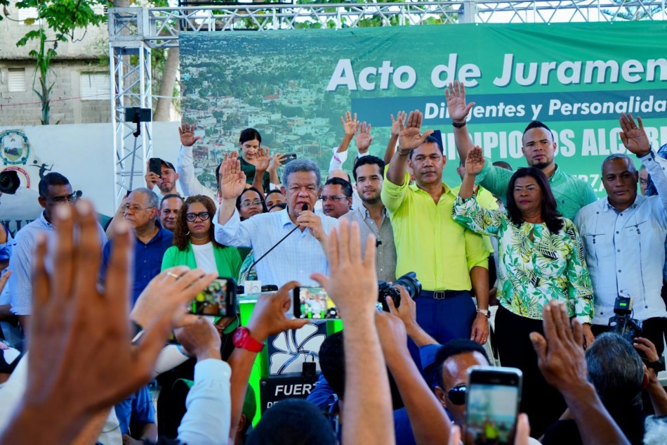 Diputado Domingo de León, 3 miembros del CC del PLD, varios regidores y un vocal se juramentaron hoy en la FP