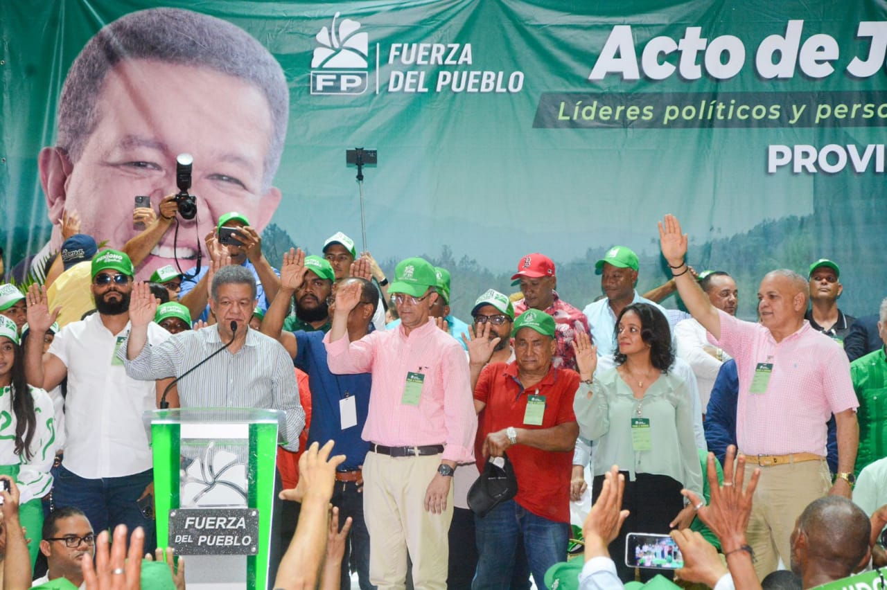 Vicealcaldesa del PRM en Dajab&oacute;n, Josefina Lombert, se juramenta en la Fuerza del Pueblo