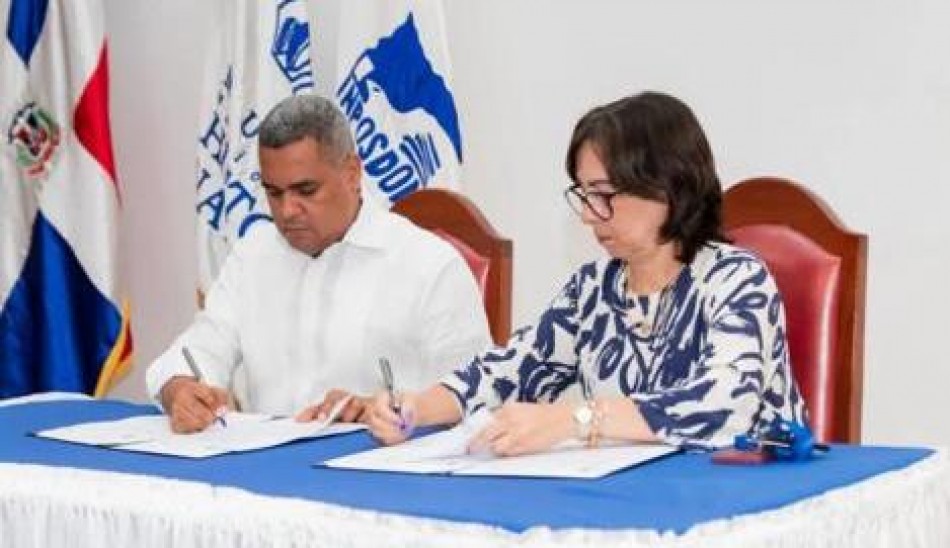 Director de Inposdom Erick Guzmán firma el convenio para la distribución oficial a nivel internacional de la revista científica novitales caribaea producida por el Museo Nacional De Historia Natural