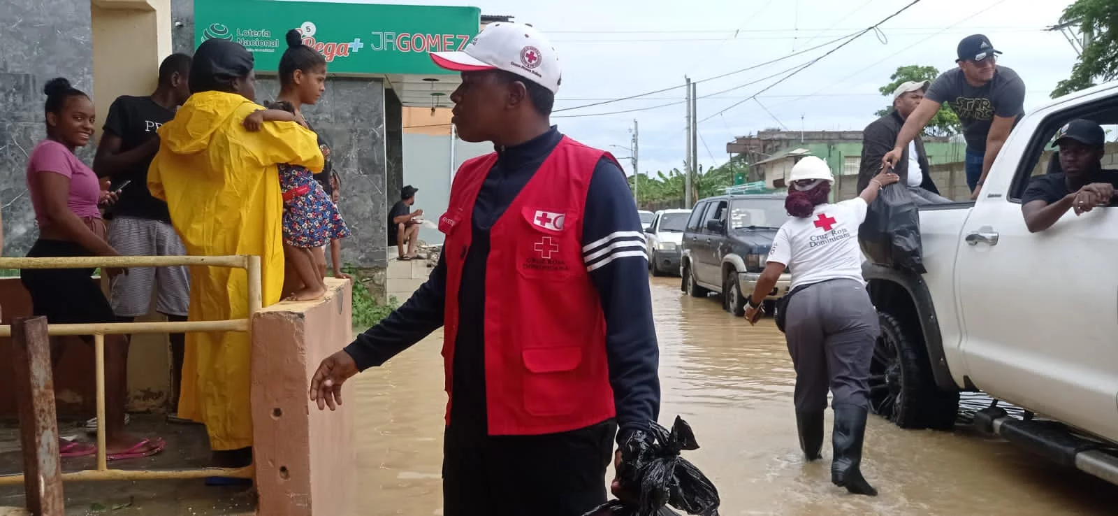 Cruz Roja Dominicana Filial Herrera traslada ciudadanos ante los efectos de Franklin