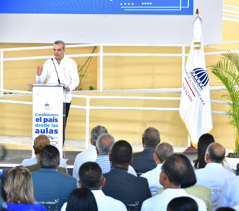 Abinader anuncia transporte escolar que abarcar&aacute; el Gran Santo Domingo y 70 polit&eacute;cnicos