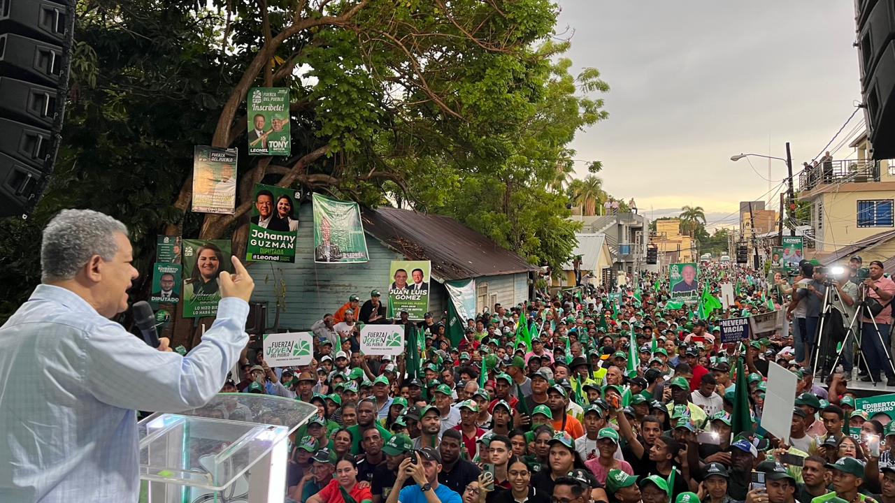 Multitud desaf&iacute;a torrencial aguacero en apoyo a precandidatos de la Fuerza del Pueblo en Mao