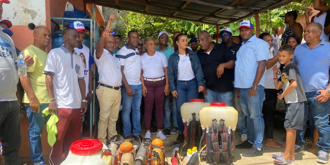 Betty Ger&oacute;nimo realiza jornada de fumigaci&oacute;n contra el dengue en barrios de SDN