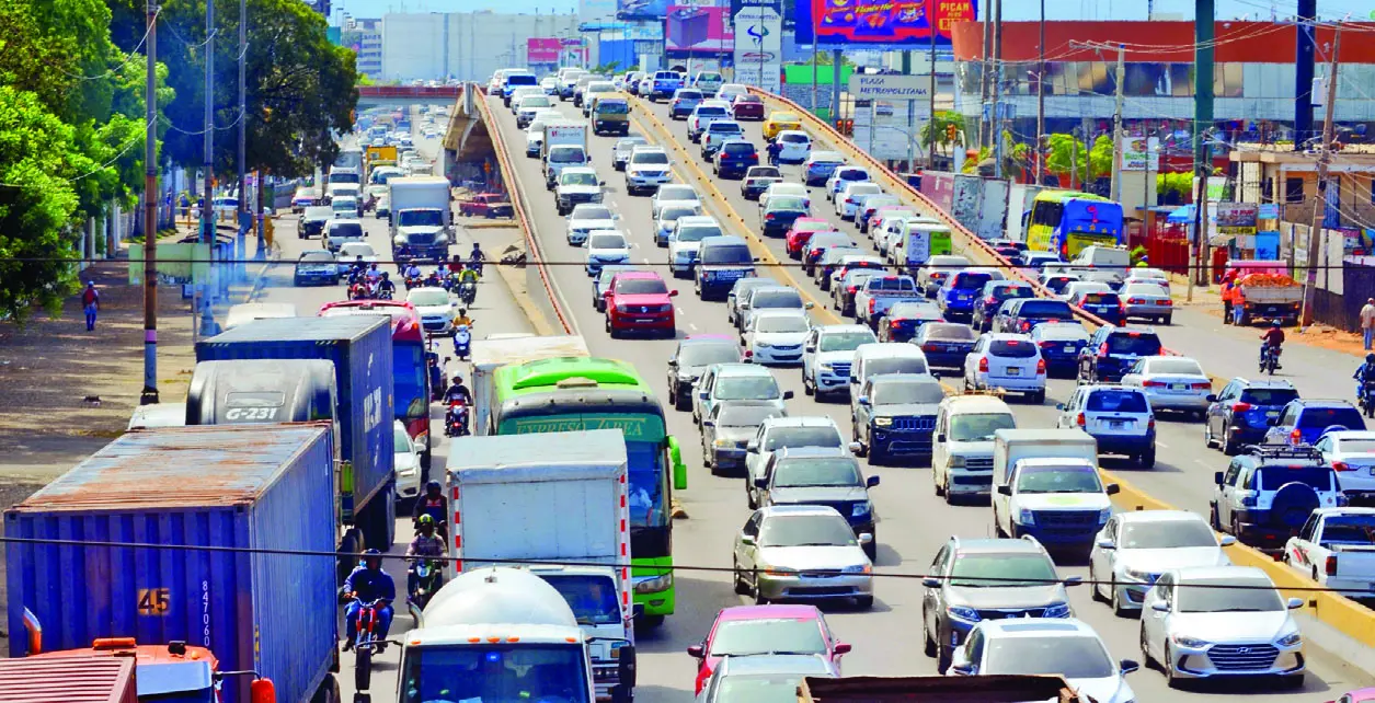 Caos vehicular es una problem&aacute;tica que no parece llegar a su fin