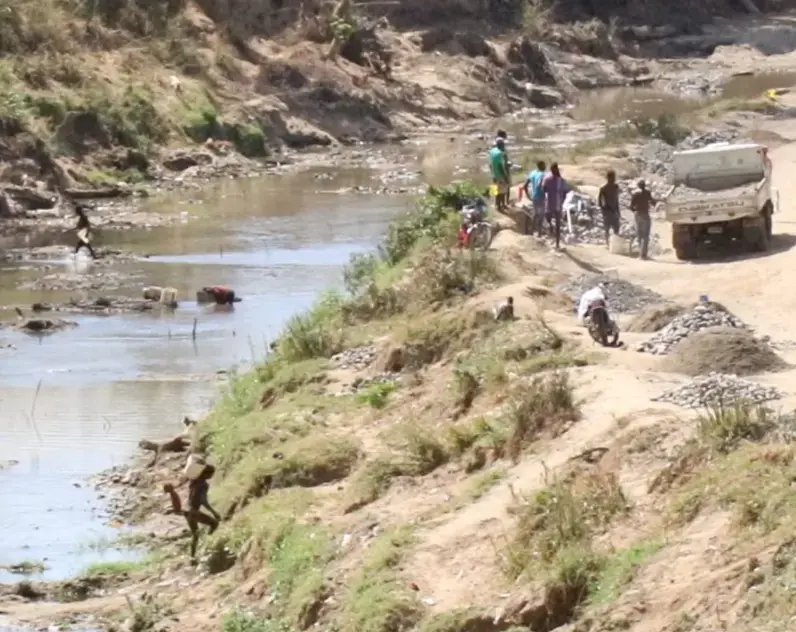 Haitianos extraen arena de r&iacute;o Masacre