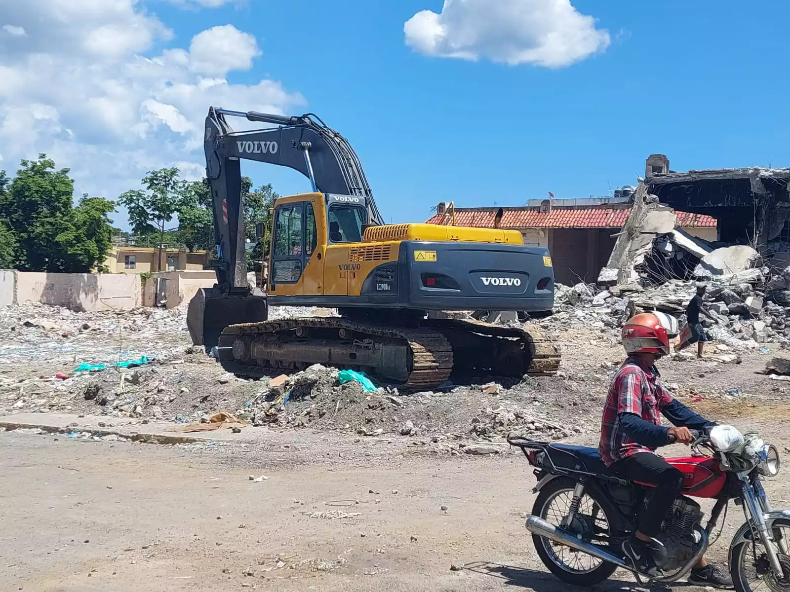 Paralizan demolici&oacute;n en San Crist&oacute;bal tras m&aacute;quina presentar fallas