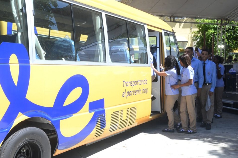 MINERD pone en marcha Movilidad Escolar con 122 autobuses en la Regional 15
