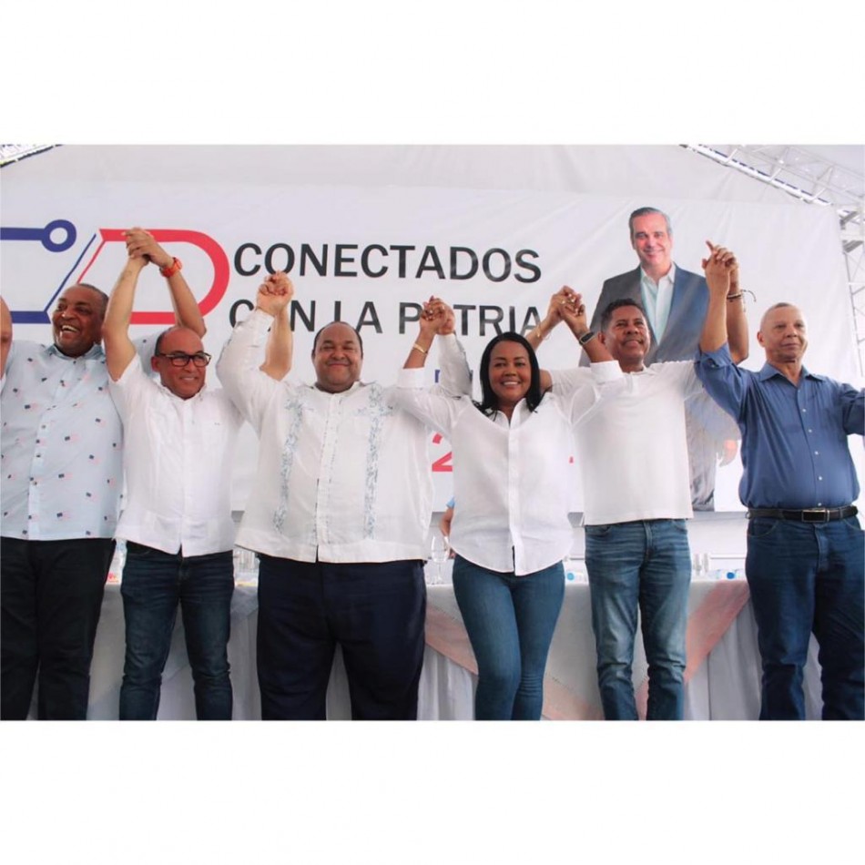 Juramentan en el PRM al Dr. Roberto Flete junto a cientos de m&eacute;dicos, gremialistas y dirigentes pol&iacute;ticos. 