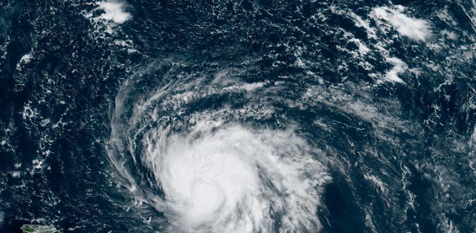 Lee contin&uacute;a como hurac&aacute;n mayor y se dirige a las Bermudas