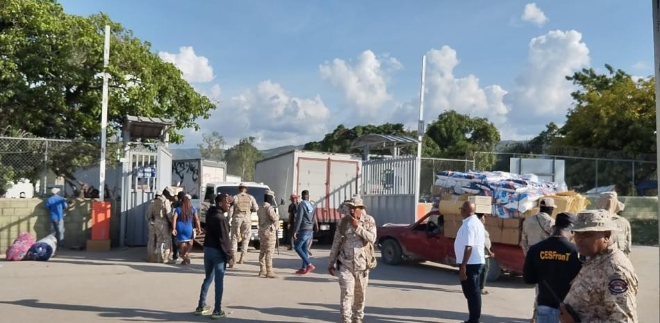 Cientos de haitianos acuden este jueves al mercado binacional de El&iacute;as Pi&ntilde;a