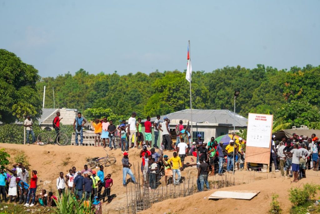 Haitianos contin&uacute;an construcci&oacute;n de canal en r&iacute;o Masacre desafiando a RD