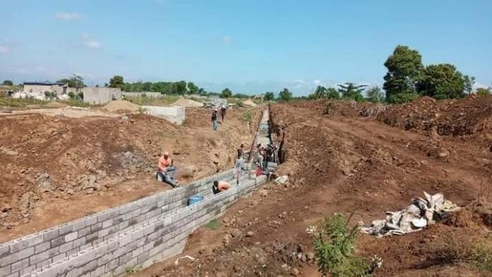 Haitianos aceleran construcci&oacute;n de canal en r&iacute;o Masacre