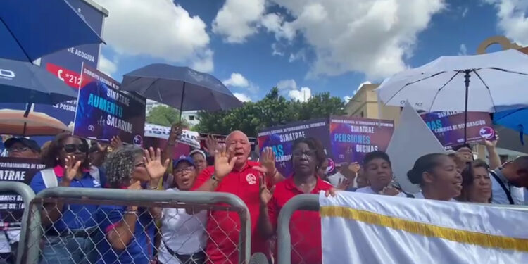 Miembros de gremio de enfermer&iacute;a protestan frente al Palacio Nacional