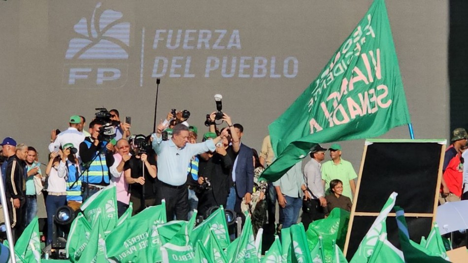 Leonel Fernández llega a la plaza de la bandera para encuentro con simpatizantes