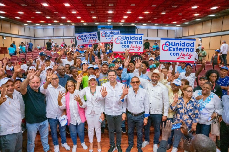 Roberto Ángel juramenta en la Unidad Externa a exgobernadora del PLD en Dajabón