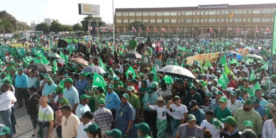Fuerza del Pueblo celebra en la Plaza de la Bandera dos millones de inscritos
