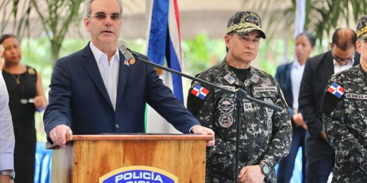 Presidente Abinader anuncia polic&iacute;as ganar&aacute;n 510 d&oacute;lares a partir de octubre