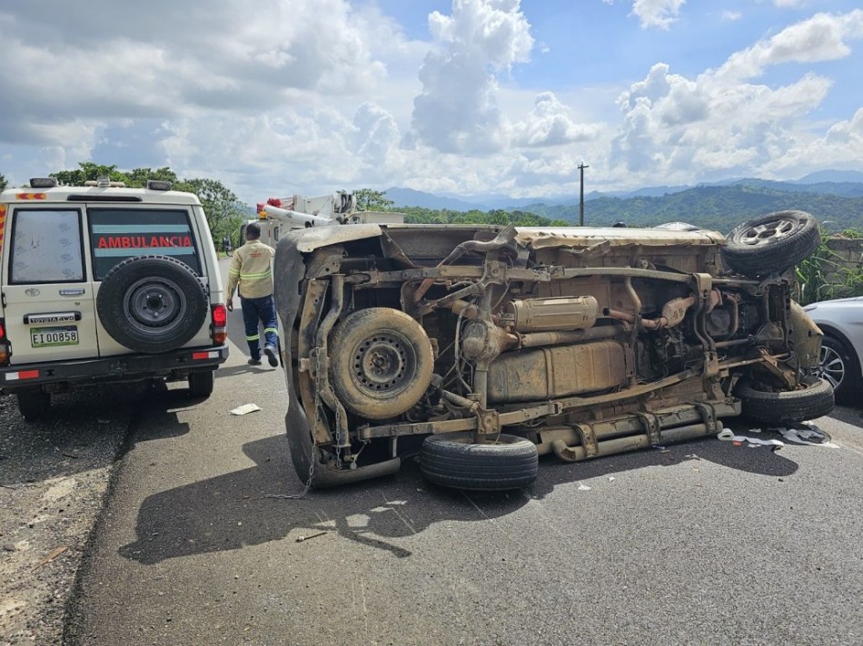 Veh&iacute;culo se estrella contra muro en Villa Altagracia