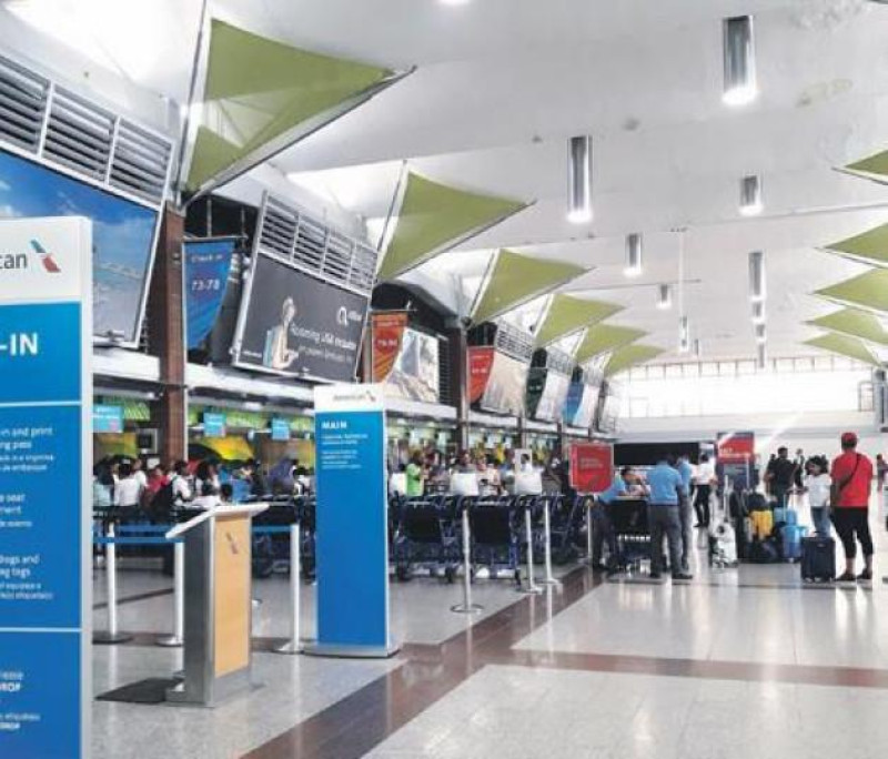 Detienen a siete haitianos en el AILA por no contar con visado de destinos a los que viajaban