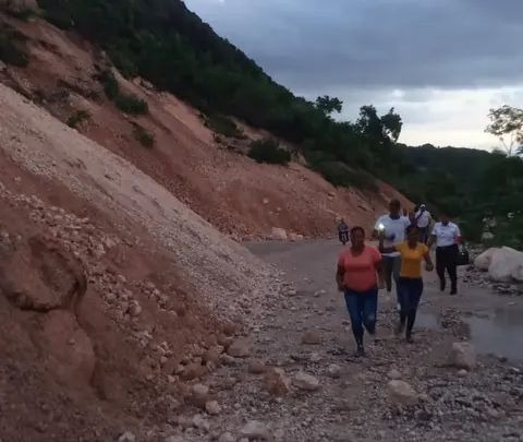 MOPC trabaja para habilitar paso en la carretera Barahona-Enriquillo luego del derrumbe