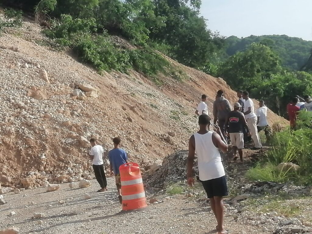Derrumbe de tierra interrumpe tr&aacute;nsito vehicular Barahona-Pedernales