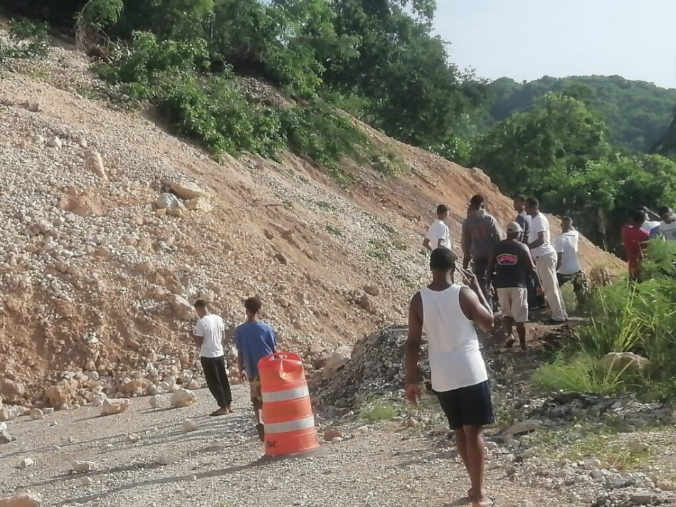 Derrumbe de tierra interrumpe tránsito vehicular Barahona-Pedernales