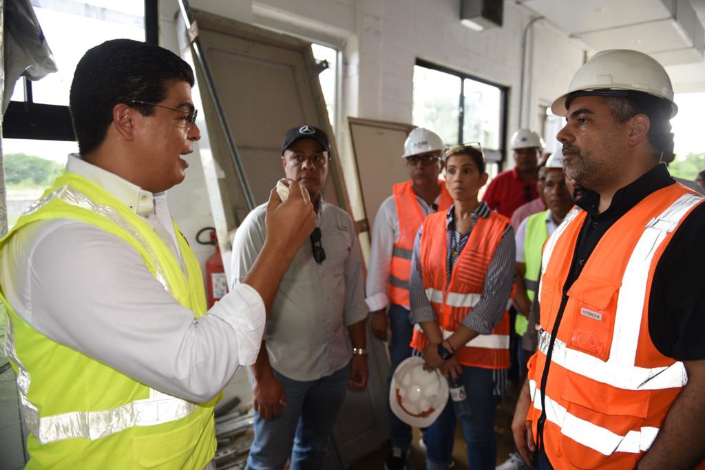 Director de la CAASD supervisa trabajos de ampliaci&oacute;n Acueducto Barrera de Salinidad en SDE