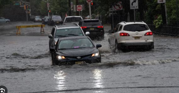 Nueva York en alerta por lluvias e inundaciones que afectan a los medios de transporte