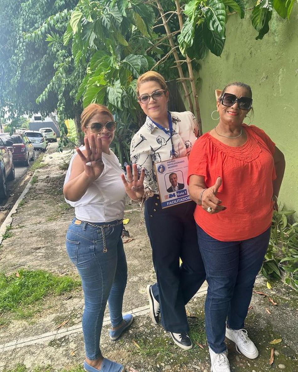 Helen Medina junto a su equipo de la circunscripci&oacute;n No.3 en las votaciones de la primarias 