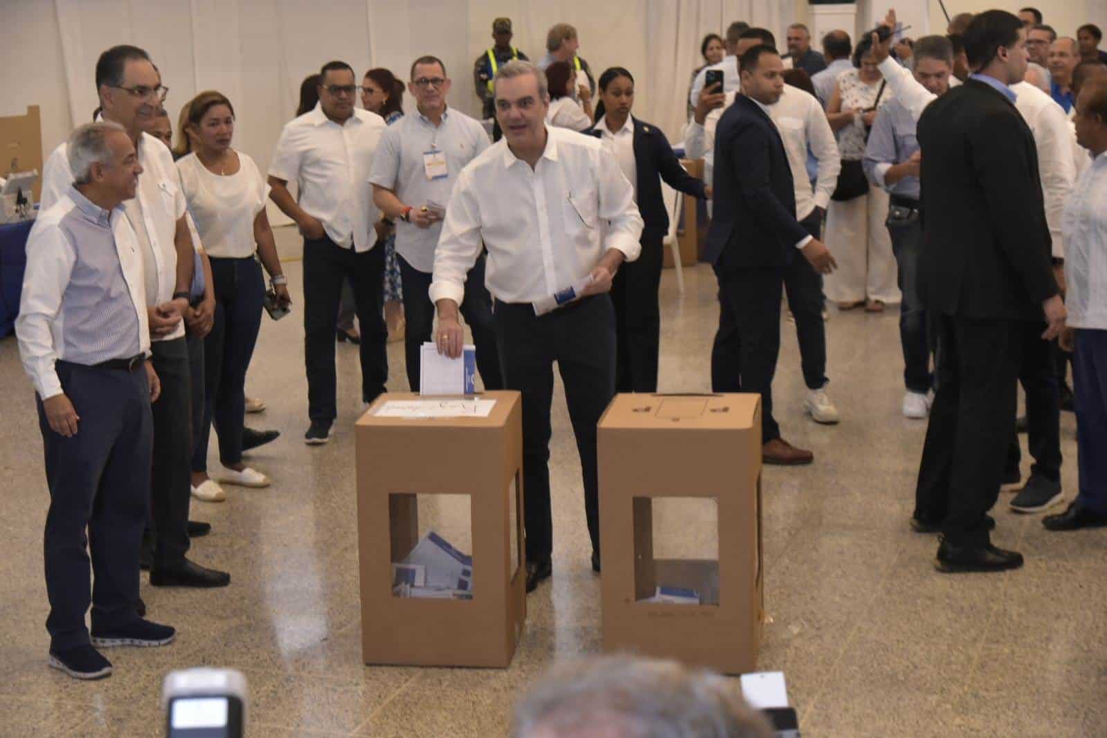 Abinader vota y llama a sus compa&ntilde;eros a aceptar los resultados de las primarias