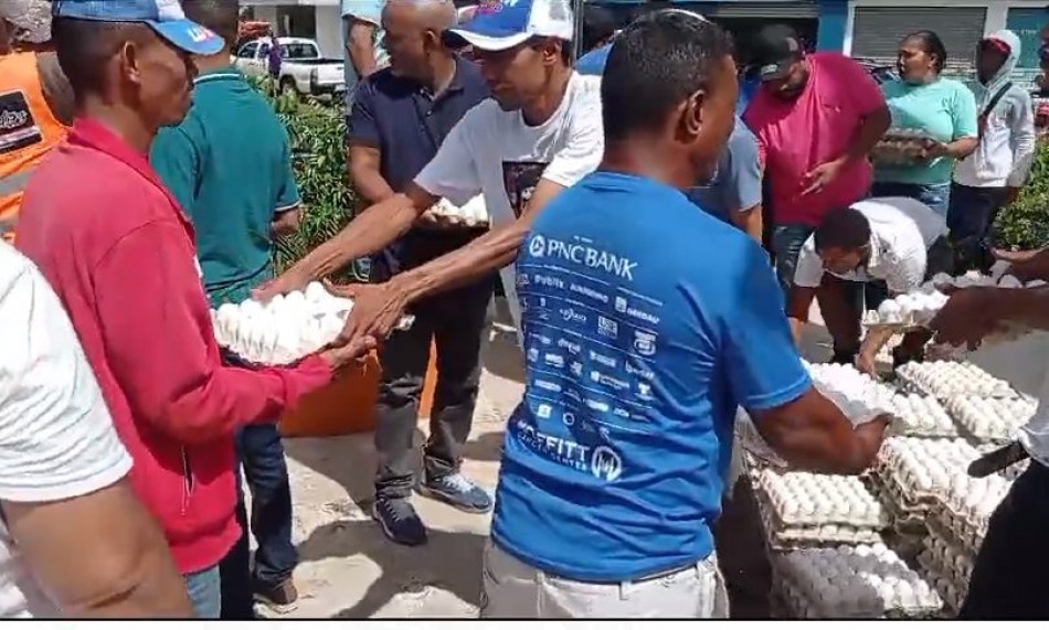 Productores de huevos protestan depositando miles de huevos podridos en monumento al agricultor en Moca