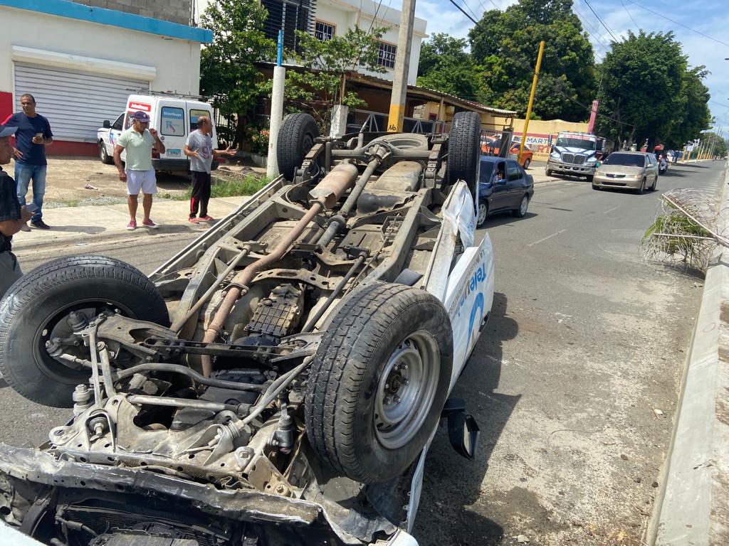 Equipo de prensa sufre accidente en La Vega