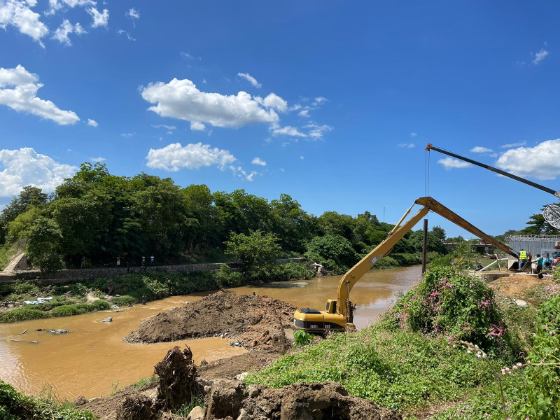 Avanzan trabajos en la toma de agua del canal La Vig&iacute;a
