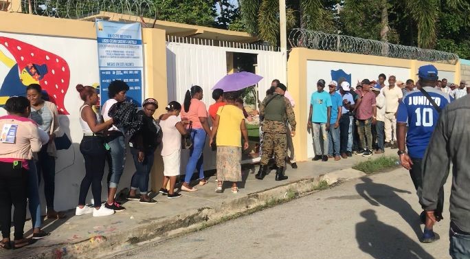 Militantes acuden a votar de forma masiva en las primarias internas del PRM