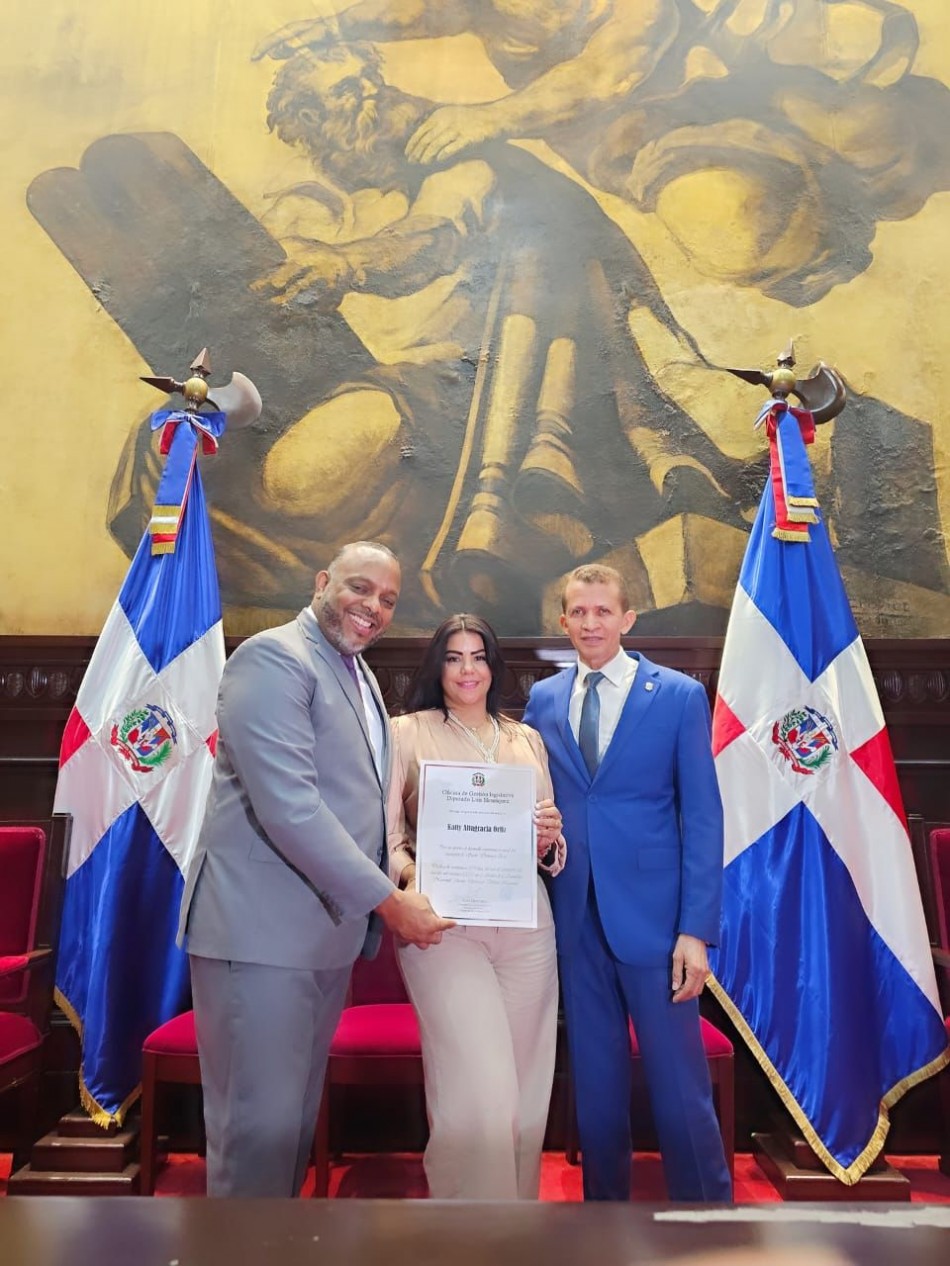 Cámara de Diputados reconoce empresaria Katty Ortiz