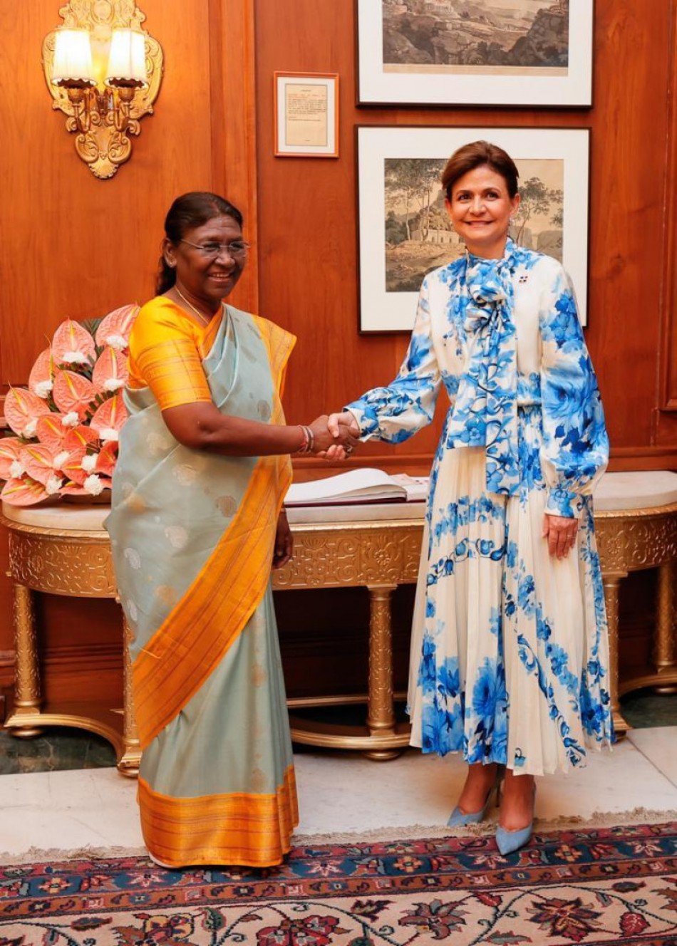 Vicepresidenta llega a la India y se re&uacute;ne con la presidenta y otros funcionarios