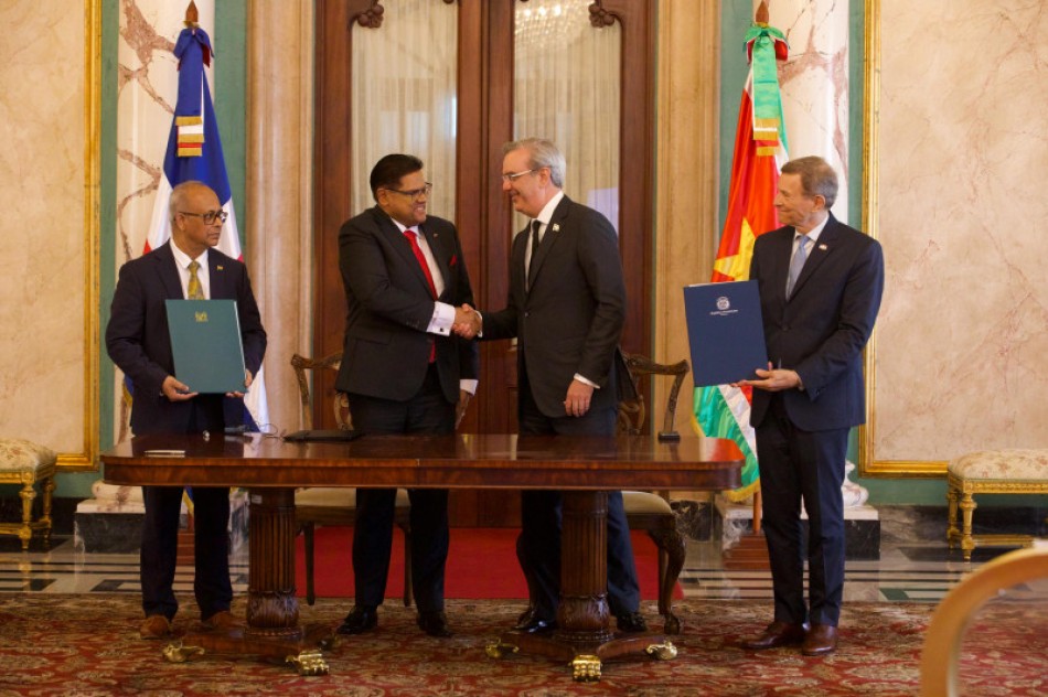 Abinader y presidente de Surinam firman cuatro convenios de cooperaci&oacute;n