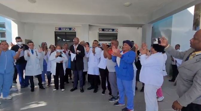 M&eacute;dicos y enfermeras protestan por deterioro del Hospital Vinicio Calventi