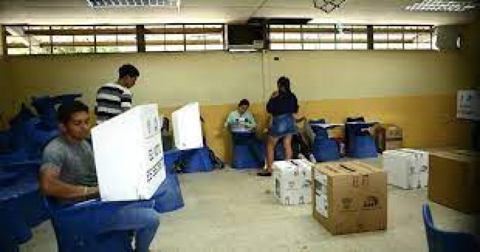 Ecuador vota este domingo la posible vuelta ‘correísmo’ al poder