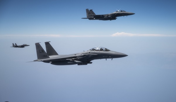 EEUU env&iacute;a cazas F-15 a Oriente para reforzar sus posiciones