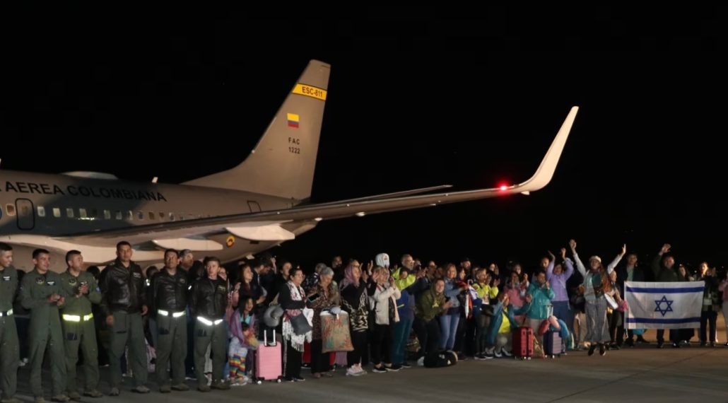 Decenas de latinoamericanos retornan procedentes de Israel