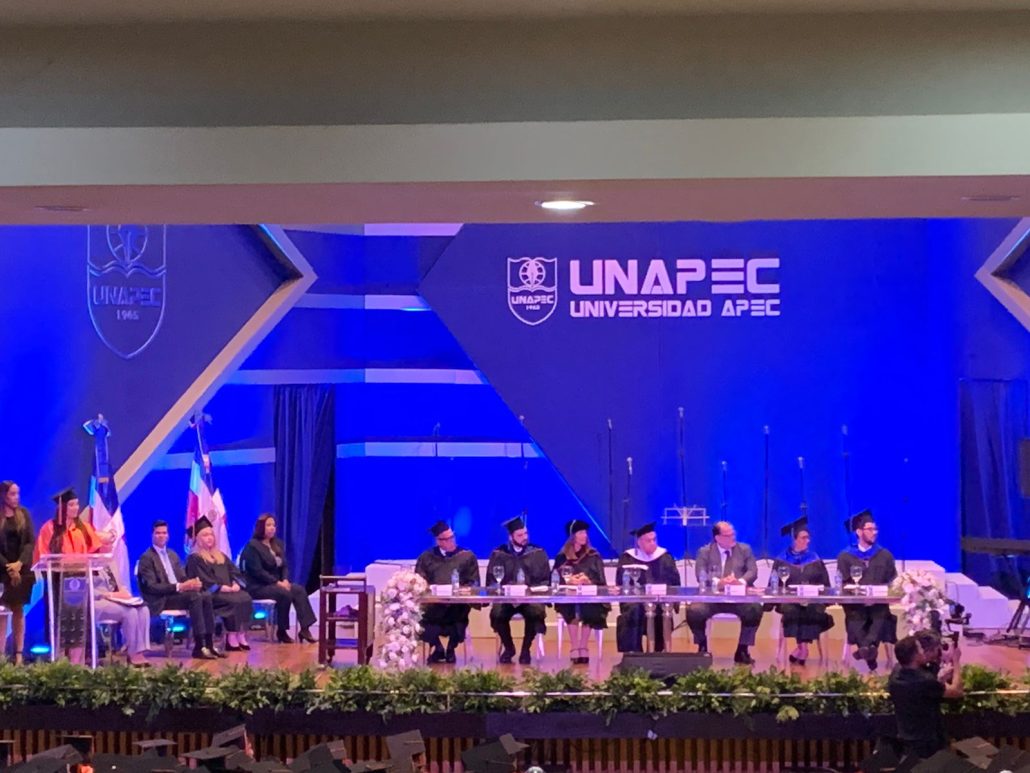 Universidad APEC entrega a la sociedad 1,174 graduandos