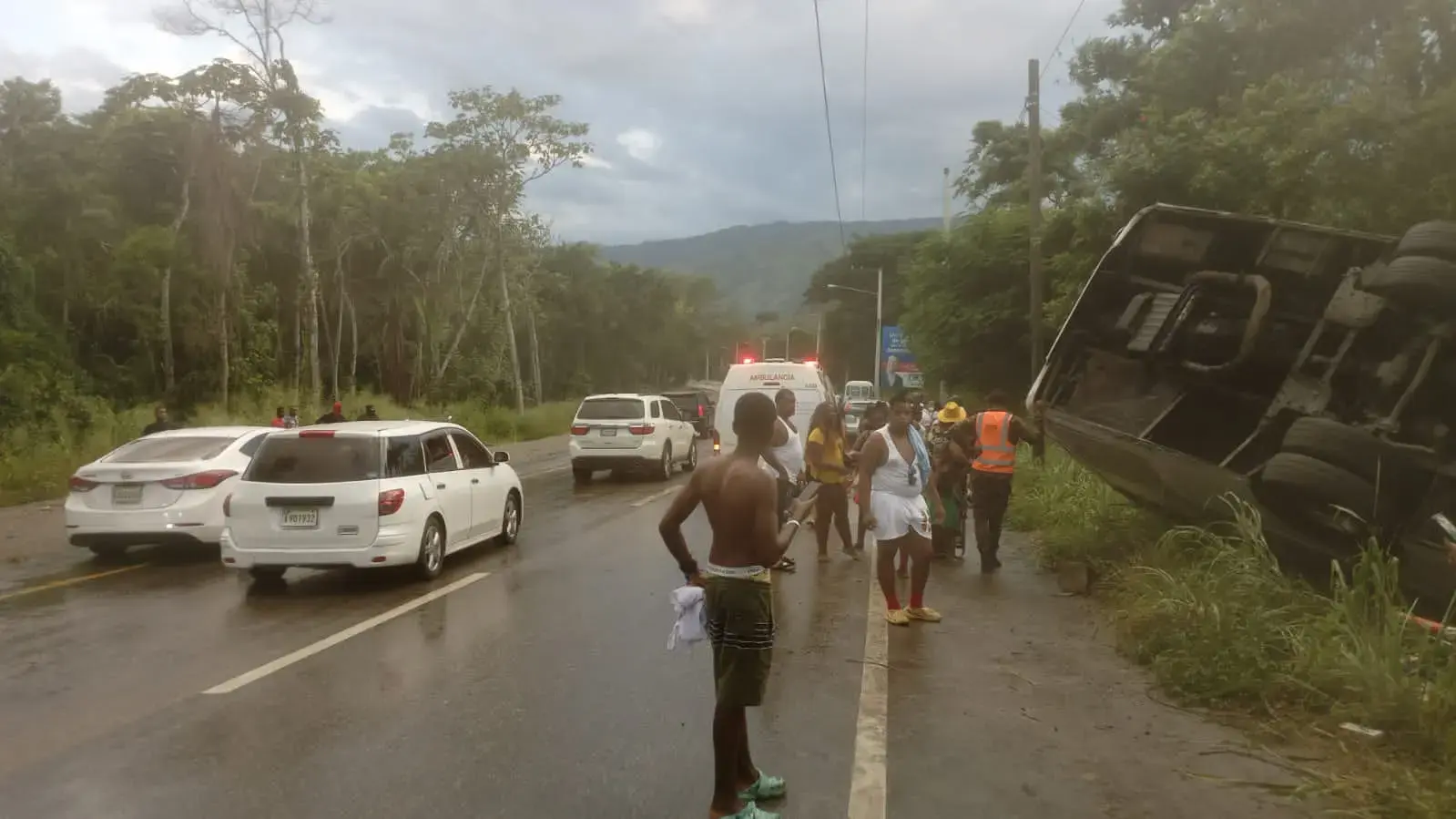 9-1-1 asiste autob&uacute;s accidentado de 60 pasajeros en El Cruce de Bonao
