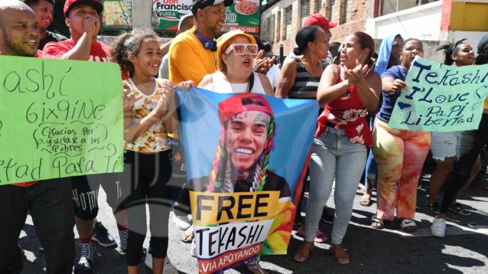Caos y espect&aacute;culo en la audiencia de medida de coerci&oacute;n contra Tekashi