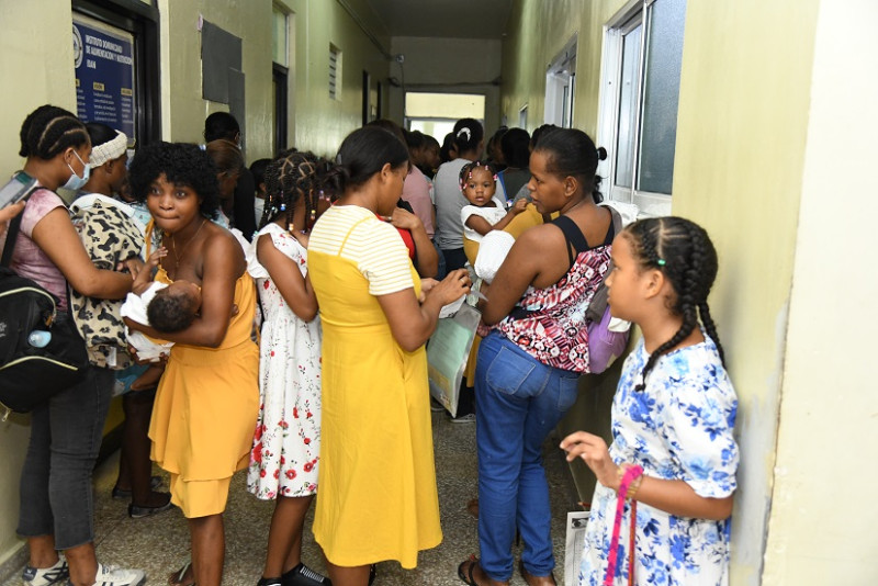 Hospitales pedi&aacute;tricos est&aacute;n desbordados con pacientes de dengue, dice Infectolog&iacute;a