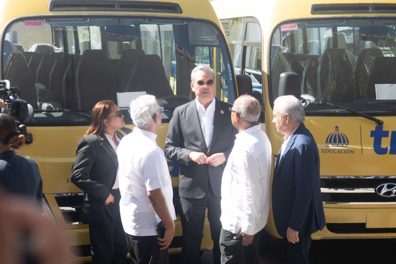 Gobierno ampl&iacute;a transporte escolar con 400 nuevos autobuses