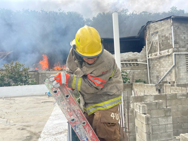 Bomberos a&uacute;n intentan sofocar incendio en f&aacute;brica textil de Santiago: vecinos temen que se propague